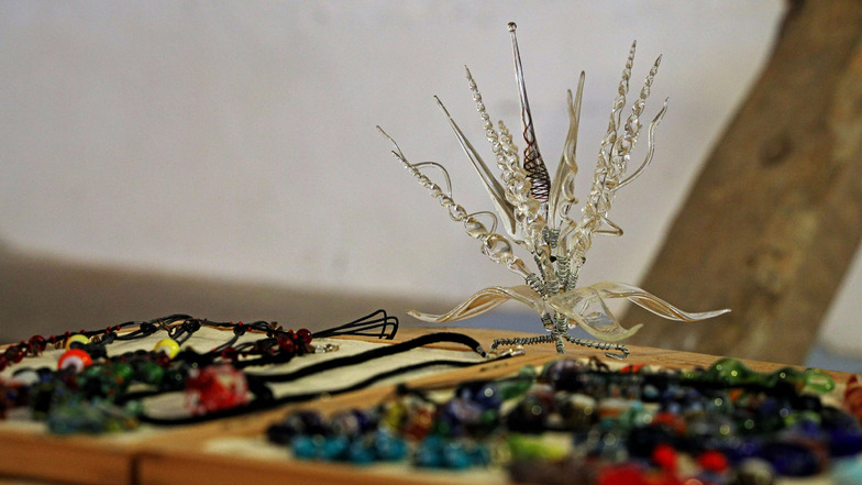 Ketten, Ohrringe, Perlen: So etwas kann im Glaskunstkurs entstehen. Je komplexer die Form, desto mehr Erfahrung braucht der Glaskünstler aber meist. Anfänger starten deshalb meist damit, kleine Perlen herzustellen.