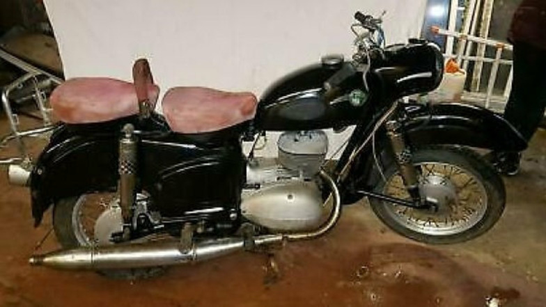 Dieses historische Motorrad aus DDR-Produktion sucht die Polizei noch. Es wurde aus einer Wilsdruffer Garage gestohlen.
