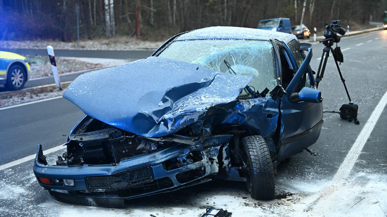 Der 22-jährige Fahrer des VW hat den Unfall verursacht. Er kam ins Krankenhaus.