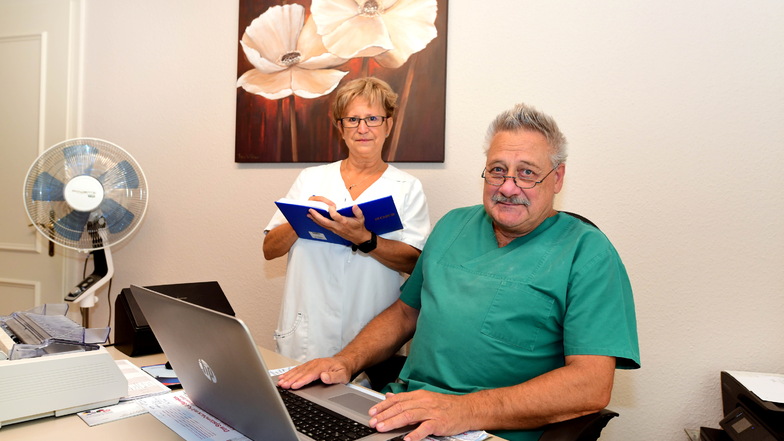 Diplom-Mediziner Lothar Schwuchow mit seiner Frau Simone, die gleichzeitig seine Mitarbeiterin ist.