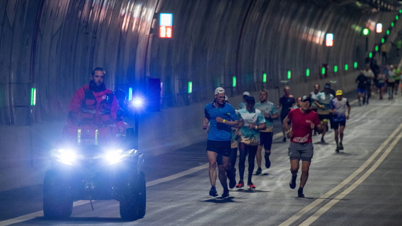 Laufsportler sind am Freitag noch vor den Autos im neuen Tunnel unterwegs.