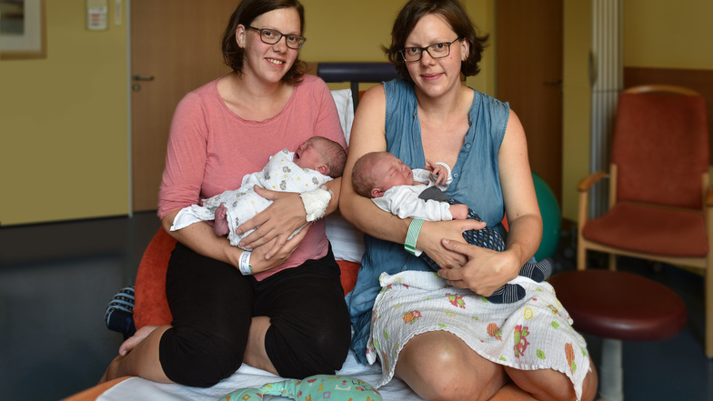Sarah (li.) und Rahel sind eineiige Zwillingsschwestern. Ihre Söhne Vigo (li.) und Janosch kamen beide Donnerstag zur Welt.