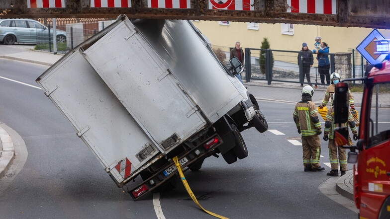 Freital: Lkw hängt unter Bahnbrücke fest