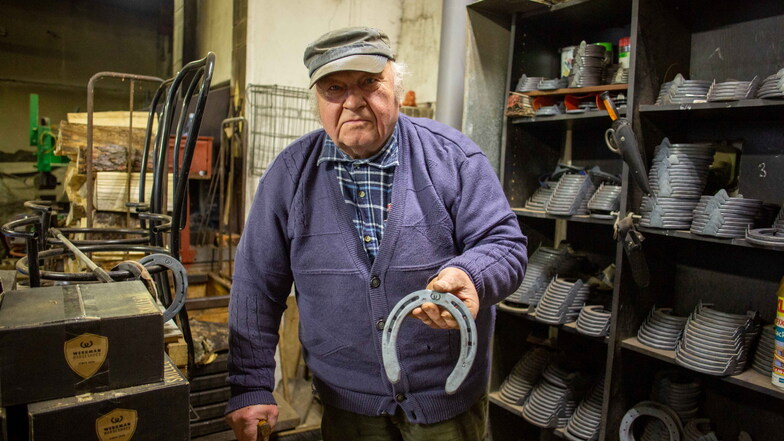 Mit 68 Jahren denkt Hufschmied Adelbert Höntsch aus Schmorkau bei Kamenz immer noch nicht ans Aufhören. Er ist der letzte seiner Zunft - zumindest im Raum Kamenz. Seine Aufträge führen ihn bis an die polnische Grenze.