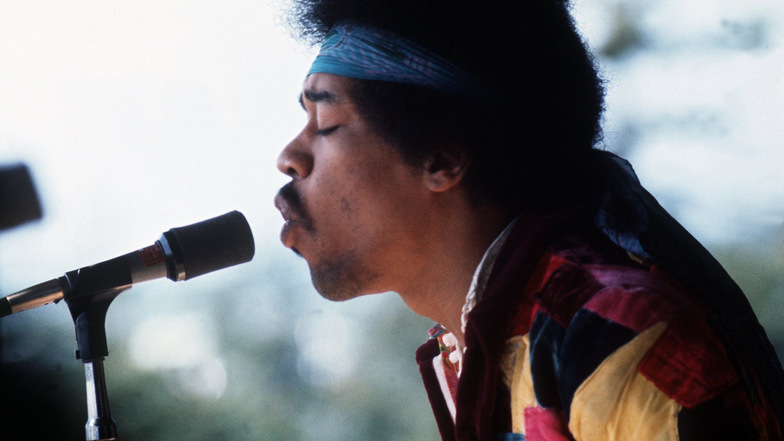 Der US-amerikanische Rockstar Jimi Hendrix, hier bei seinem Auftritt beim Popfestival auf der Ostsee-Insel Fehmarn