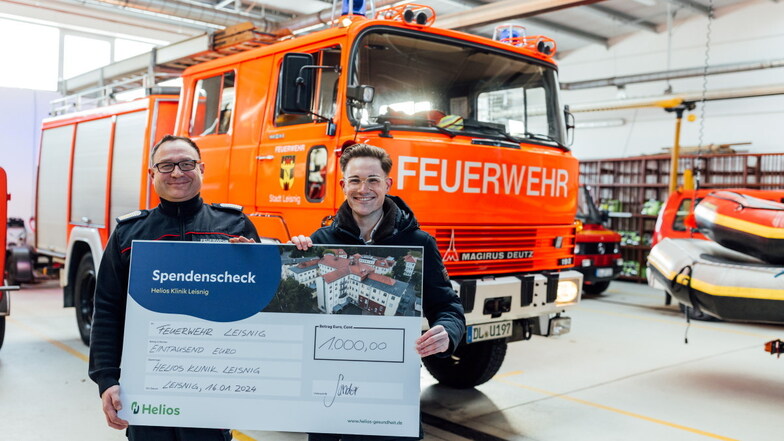 Till Sander, der kaufmännische Leiter der Helios-Klinik Leisnig (re.), übergibt Gemeindewehrleiter René Gentzsch einen Scheck über 1.000 Euro.