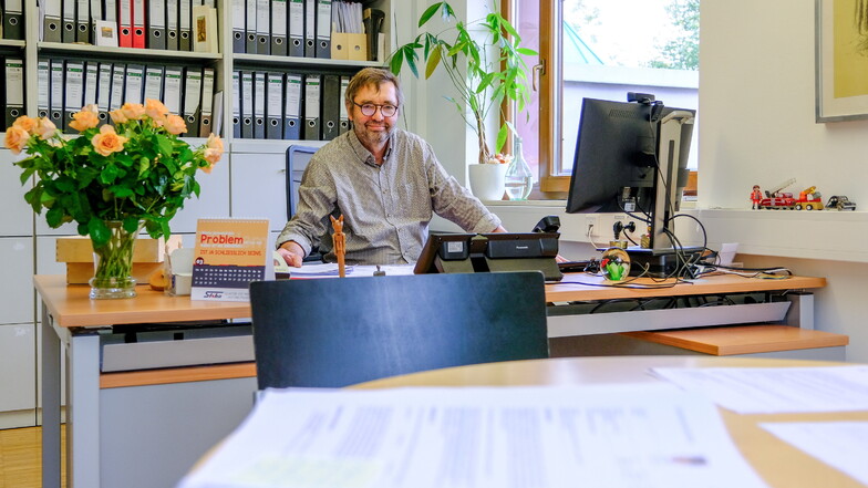 Jörg Hänisch leitet die Gemeinde Moritzburg künftig nicht mehr aus dem Rathaus heraus. Mit seinem neuen Büro ist der Bürgermeister aber ganz glücklich.