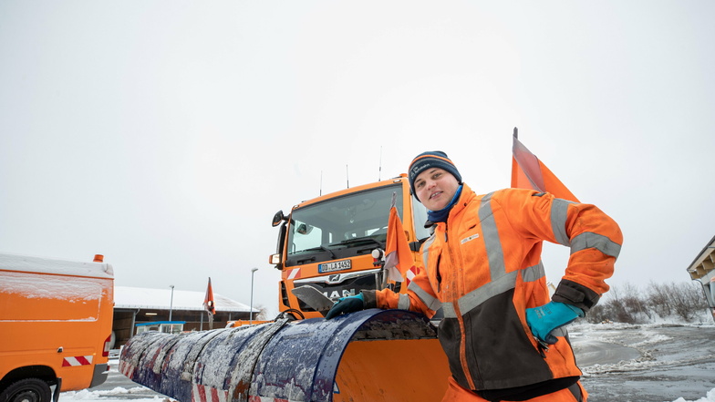 Heiß auf Schnee und Eis: Florian Oertel und sein MAN. Der 19-Jährige aus Mohorn gehört zu den jüngsten Straßenwärtern der neuen Autobahn GmbH.