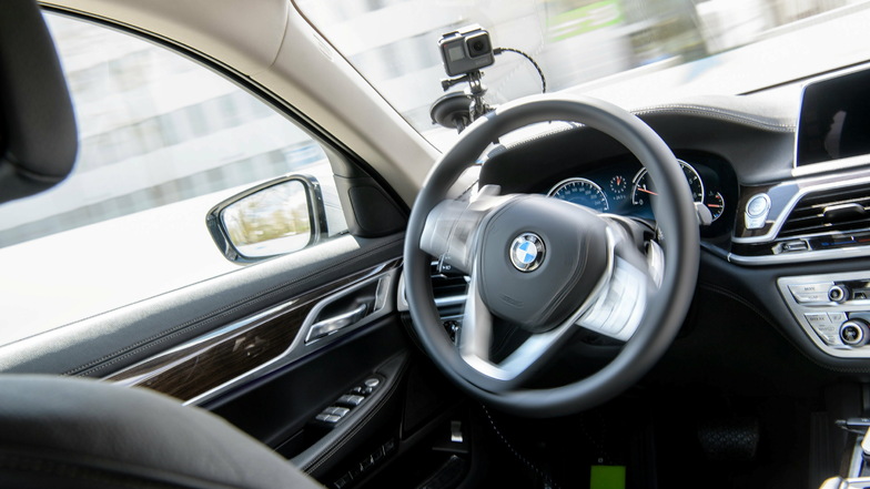 Ein autonom fahrendes Fahrzeug fährt bei der Eröffnung des BMW-Entwicklungszentrums "Campus Autonomes Fahren" über eine Teststrecke.