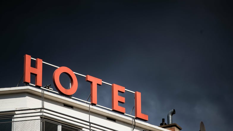 Übernachtungen in sächsischen Hotels zum Besuch von Verwandten sowie von Angehörigen in Kliniken und Alten- und Pflegeheimen sind mit der neuen Corona-Schutzverordnung erlaubt.
