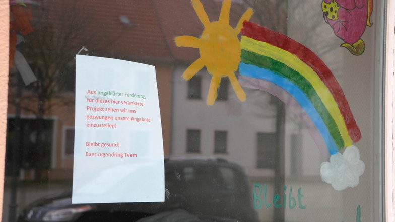 Im Schaufenster hängt ein Zettel neben dem Regenbogen – einem Zeichen für Zusammenhalt, der im ersten Lockdown angebracht wurde.