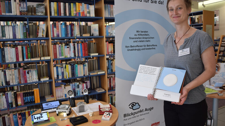 Beim Aktionstag „Blickpunkte Auge“ in der Hoyerswerdaer Stadtbibliothek „Brigitte Reimann“ wurden verschiedene Lese-Hilfsmittel vorgestellt.