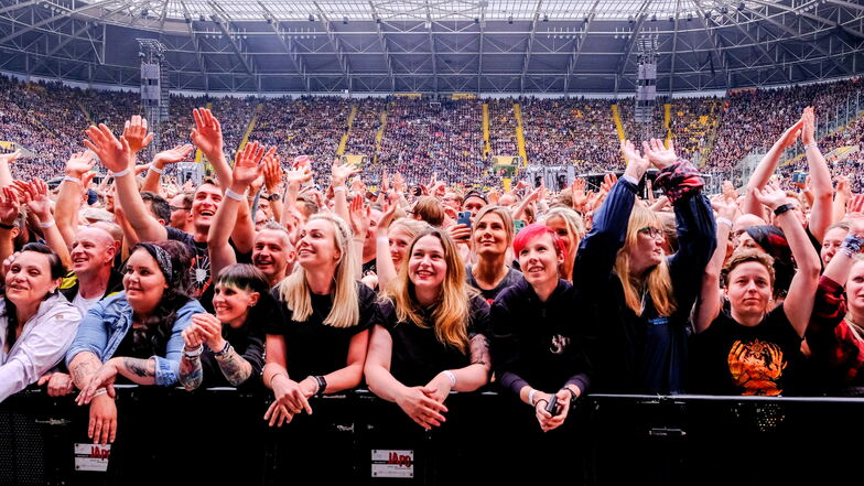 Jubelnde Fans beim Ärzte-Konzert am 9. Juni
im Dresdner
Rudolf-Harbig-
Stadion.