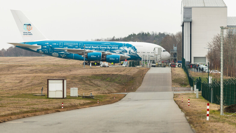 Nach der Landung wurde das Flugzeug in eine Halle der Elbe-Flugzeugwerke gezogen...