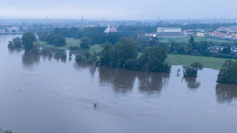 Diese Drohnen-Aufnahme zeigt rechts hinten im Foto das Trainingszentrum von Dynamo. Die Elbe rückt näher.