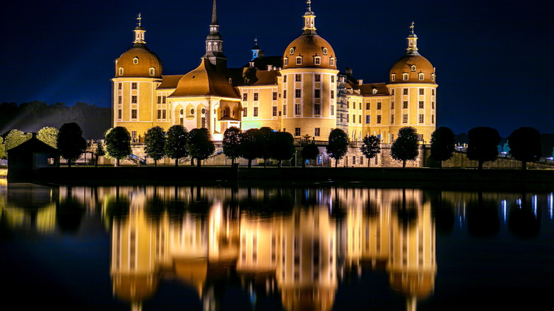 Das Schloß Moritzburg am Abend. Das Schloss war bereits mehrfach Kulisse für Märchenfilme; u.a. Sechse kommen durch die Welt (1971) und Drei Haselnüsse für Aschenbrödel (1972). Derzeit ist dort die Ausstellung zum "Aschenbrödel"-Film zu sehen.