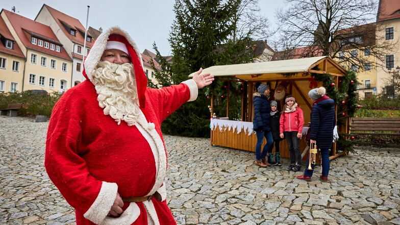Der Weihnachtsmann hat jetzt eine Hütte am Stolpener Markt.