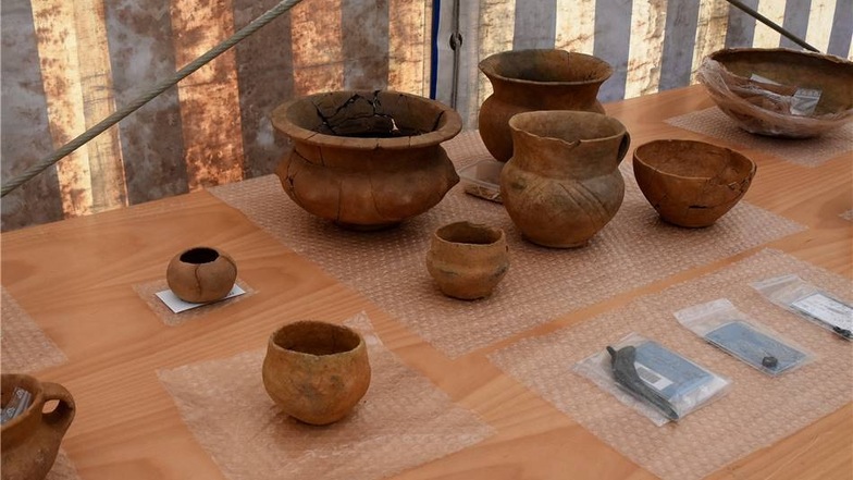 Während der Ausgrabung wurden mehrere Keramiken, aber nur wenige Metallgegenstände gefunden.