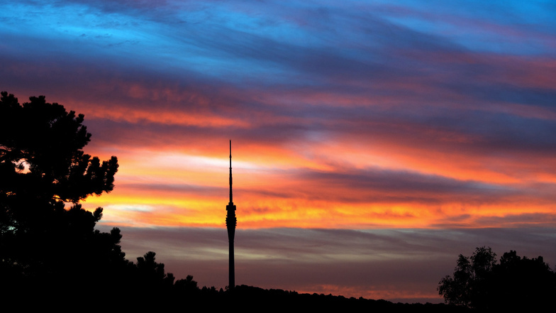 Der Fernsehturm in Dresden-Wachwitz zeichnete sich bei Sonnenaufgang vor einem farbigen Himmel ab. 1991 wurde der Turm für den Publikumsverkehr geschlossen.