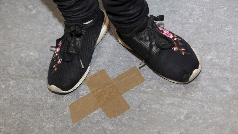 In der Siebdruck-Werkstatt der Nünchritzer Kombi markieren Kreuze auf dem Fußboden, wo man stehen soll.
