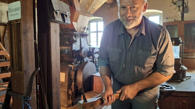 Steffen Bundemann, Besitzer der Riegelmühle in Nechern bei Weißenberg, beherrscht viele Fähigkeiten des Müllerhandwerks - so auch das Bearbeiten eines Mühlsteins mit der Picke.