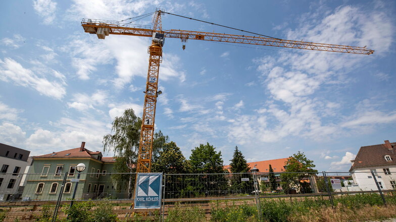Das Schild steht, der Kran steht, die Karl Köhler GmbH hat die Baustelle in Heidenaus Zentrum übernommen.