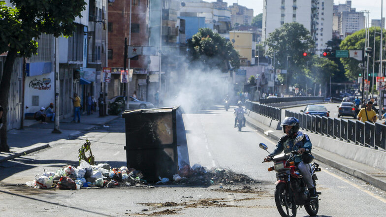 Nach der umstrittenen Auszählung der Präsidentenwahl in Venezuela, aus der Venezuelas Präsident Maduro als Sieger hervorging, steigt der Druck auf der Straße