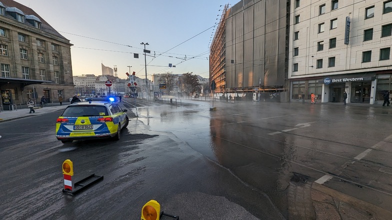 Die Polizei hat die Kurt-Schumacher-Straße am Dienstag nach dem Rohrbruch gesperrt.