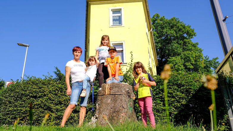 Madlen Paul (v.l.n.r.) steht mit ihren Kindern Luna, Emely, Leon und Lilly vor dem Mehrfamilienhaus an der Ecke Meißner, Borstraße. Im Obergeschoss unter dem Dach wohnt die Großfamilie.