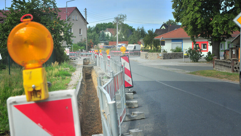 Momentan herrscht Stille im Großenhainer Ortsteil Wildenhain. Die Hauptstraße, welche als Bundesstraße 98 durch das Dorf führt, kann aufgrund des momentanen Breitbandausbaus nicht befahren werden.