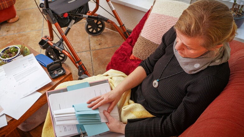 Susann Salzmann, die mit ihrer Familie in einer Gemeinde östlich von Bautzen lebt, ist psychisch krank und hat derzeit auch körperliche Beschwerden. Mit Hilfe ihres Mannes kämpft sie um mehr Unterstützung.