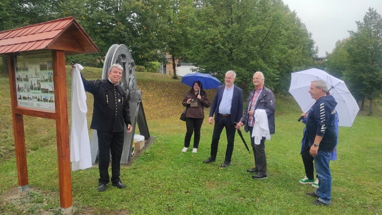 Wieland Büttner (li.) vom Bergbau- und Hüttenverein übergab die neugestaltete Tafel.