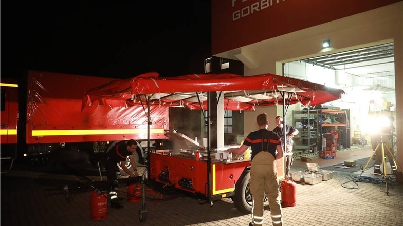 Die Freiwillige Feuerwehr Gorbitz kochte mit der Feldküche 300 Mahlzeiten für die Einsatzkräfte.