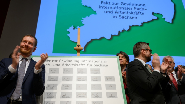 Sachsens Ministerpräsident Michael Kretschmer (l.) und Wirtschaftsminister Martin Dulig unterzeichneten beim Fachkräftegipfel einen Pakt zur Gewinnung internationaler Arbeitskräfte.
