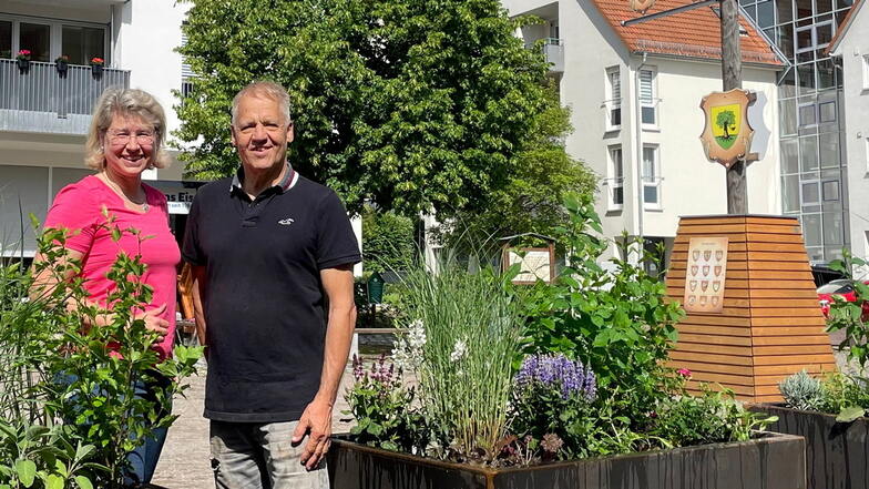 Sandra Mende und Udo Spielvogel vor den neuen Pflanzkübeln auf dem Marktplatz in Kesselsdorf.