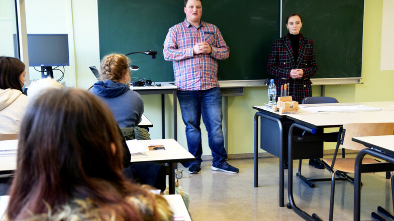 Der Studienberater Jan Karwofsky spricht beim Studieninfotag im Beruflichen Schulzentrum „Konrad Zuse“ Hoyerswerda vor Schülern.