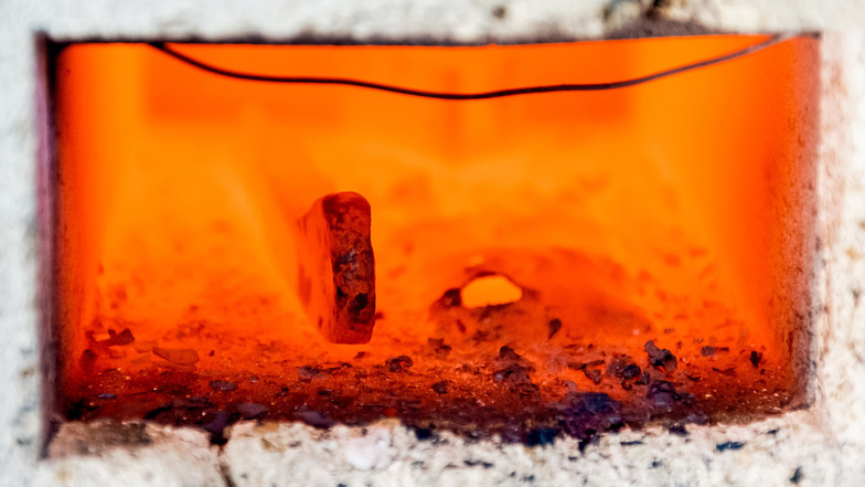 Wenn das Werkstück seine endgültige Kontur hat, wird es im Ofen auf 856 Grad Celsius aufgeheizt.