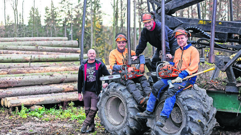 Mit Säge und Kraft: Firmenchef Jörg Klinder mit Tom Klinder, Björn Mühle und Ron Fischer (v. l.) kurz vor dem Einsatz im Wald bei Dorfhain.