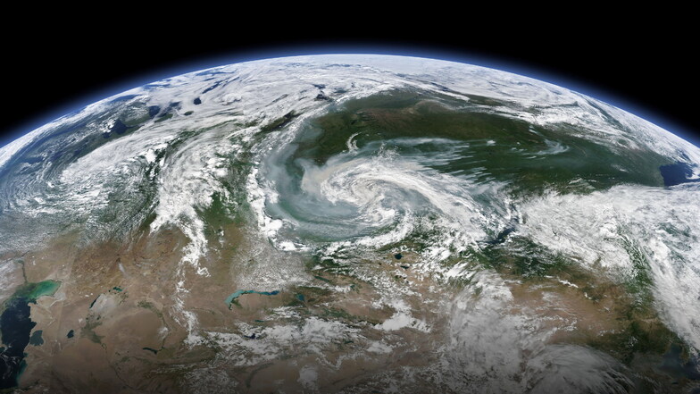 Rauchschwaden, die sich mit einem größeren Sturmsystem vermischen, ziehen über Sibirien.