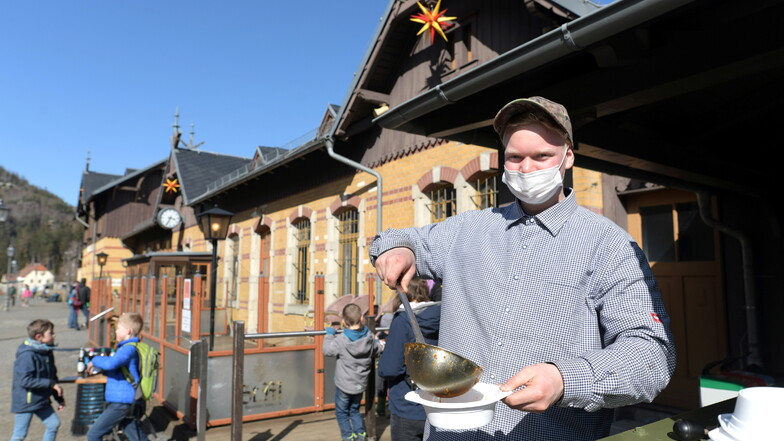 Seit dem Osterfest ist die Naturpark-Fleischerei Wagner der neue Betreiber des Dampfbahn-Cafes im Oybiner Bahnhof. Am Wochenende bewirteten sie die Ausflügler mit Kesselgulasch, Bratwurst und hausgemachten Kuchen.