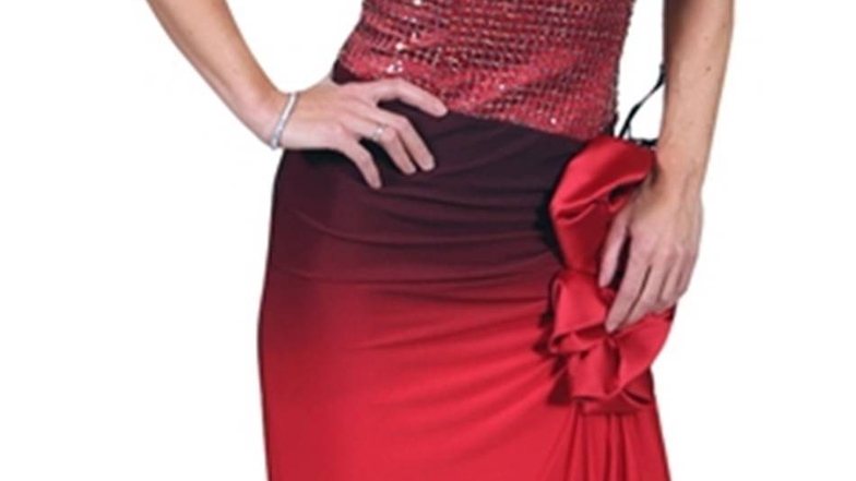 Dieses Kleid ist ein Schnäppchen. Nicole Tobias freut sich über das Sonderangebot in Rot-Schwarz, das sie bei Modemacher Uwe Herrmann erstanden hat.