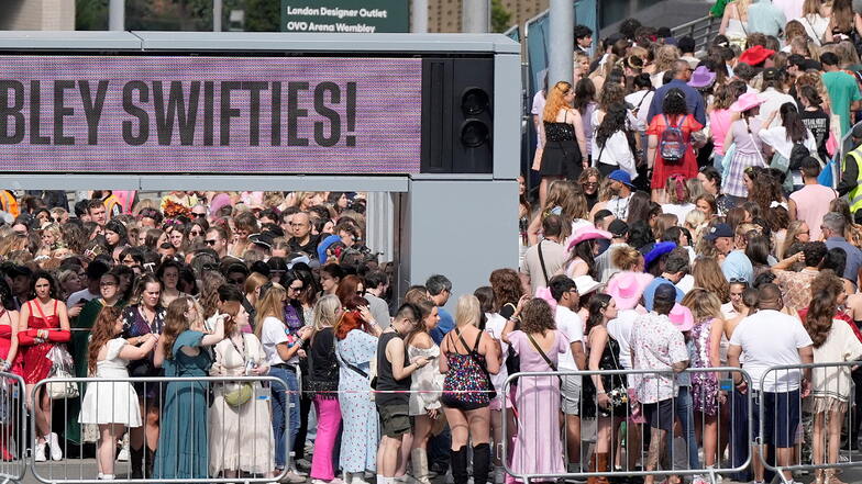 Fans stehen vor den Sicherheitsschleusen zum Wembley-Stadion an, um das erste von fünf Konzerten der Eras-Tour von Taylor Swift in London zu besuchen.