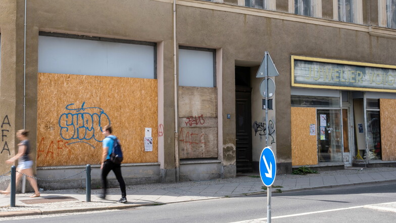 Leer stehende Geschäfte auf der Hospitalstraße, Ecke Jakobstraße in Görlitz. Ein Anreiz für Touristen oder Gäste der Stadt, die Straße zu erkunden, ist das eher nicht.