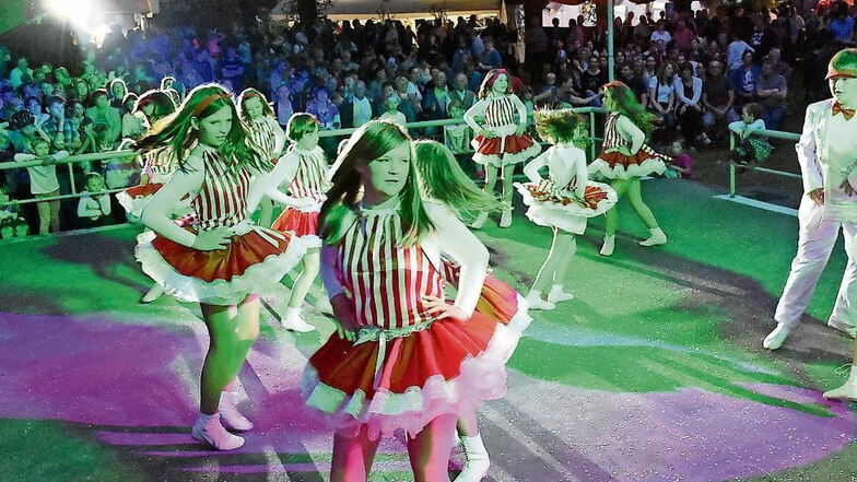 Trubel während der traditionellen Frühlingsnacht auf dem Festplatz in Rietschen. Karnevalisten mehrerer Vereine zeigen dabei ihr Können auf der Tanzfläche. Dieses Bild wird sich freilich im Corona-Frühjahr 2021 eben so wenig bieten können wie 2020.