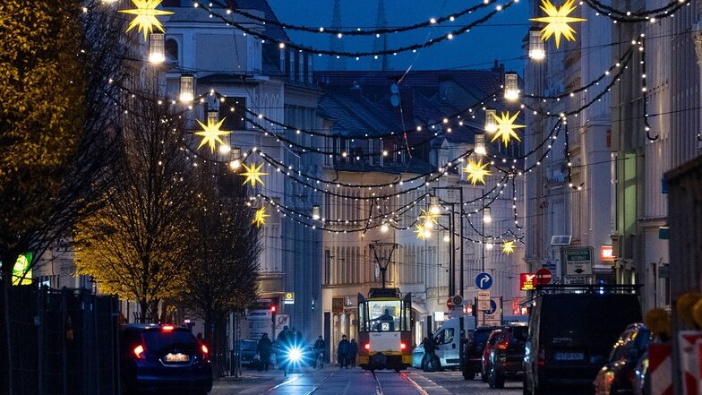 Auf der Berliner Straße sorgen die Stadtwerke traditionell für die richtige Adventsbeleuchtung.