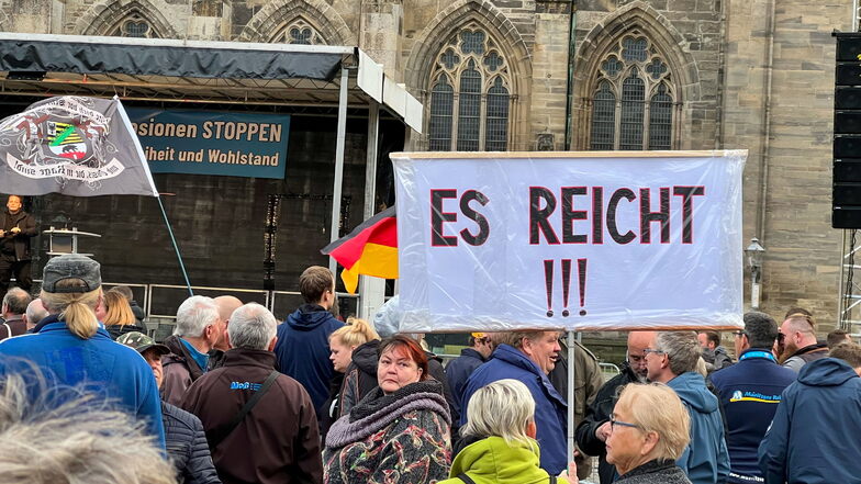 Die von rechts und links organisierten Demonstrationen zum "heißen Herbst" gegen die hohen Energiepreise und die Krisenpolitik der Regierung fanden am 3. Oktober einen vorläufigen Höhepunkt - wie hier in Magdeburg. Inzwischen gehen die Teilnehmerzahlen zu