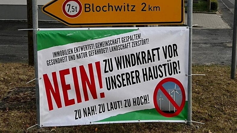 Solche Protestplakate gegen befürchtete Naturzerstörung gibt es im Gemeindegebiet.