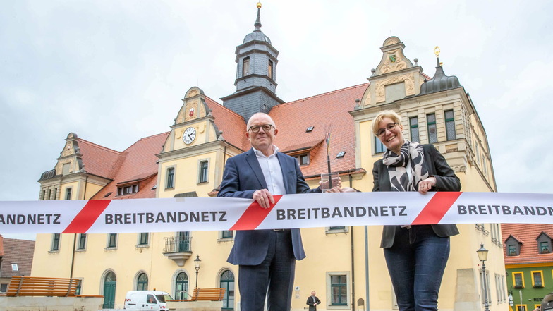 Vor gut einem Jahr schlossen Bürgermeisterin Anita Maaß und Enso-Netz Geschäftsführer Wolfgang Jäger die Vereinbarung zum geförderten Breitbandausbau ab..