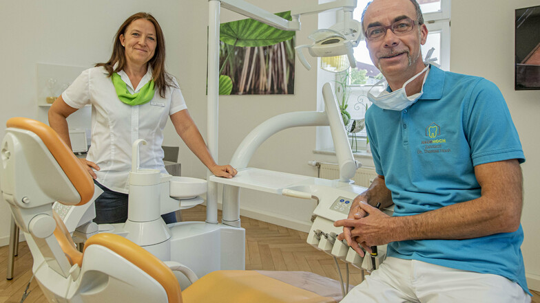 Mareen und Dr. Thomas Hoch in ihrer Zahnarztpraxis "Haus Hoch" am Garnisonsplatz in Kamenz. Hier können sich bei Bedarf auch Corona-Kranke behandeln lassen.