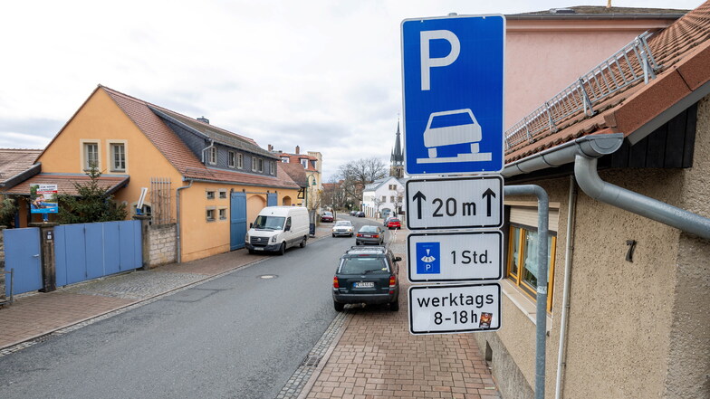 |Auf der Hauptstraße in Weinböhla im Landkreis Meißen ist zu Spitzenzeiten das Parken in der Innenstadt kaum möglich.